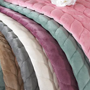 Moderne rutschfeste Sofa-Schutzhülle aus gestepptem Kristallsamt in verschiedenen Farben