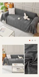 Vista detallada de la textura de la funda de sofá de chenilla gris oscuro con flecos