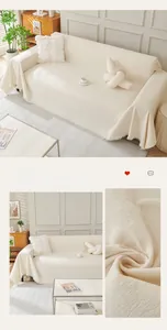Primer plano de la textura de chenilla beige gruesa y borlas para la funda de sofá