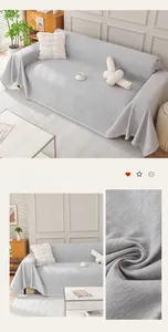 Textura detallada de la funda de sofá de chenilla gris claro con bordes de flecos