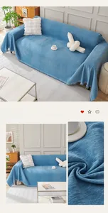 Detalle de la funda de sofá de chenilla azul claro con flecos y textura suave