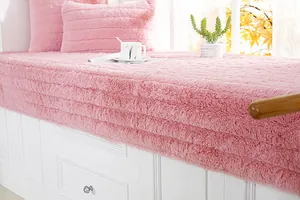 Dettaglio del tappetino per davanzale in peluche rosa con trama a righe e cuscini morbidi