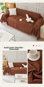 Detalle de funda de sofá de chenilla marrón chocolate con textura y flecos