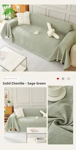 Detalle de funda de sofá de chenilla verde salvia con textura a rayas y flecos finos
