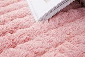 Dettaglio del tappetino rosa peluche per davanzale con trama a strisce in ecopelliccia