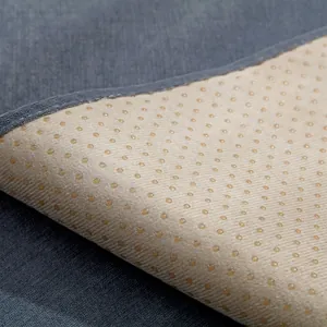Copridivano in ciniglia grigia con retro antiscivolo in silicone e cuciture premium