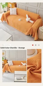 Detalle de la funda de sofá en chenilla naranja con textura suave y flecos