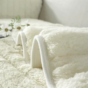Copridivano spesso in peluche bianco, consistenza morbida con bordi rifiniti a mano
