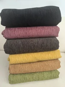 Detalle de varios colores de fundas de sofá de chenilla con textura acanalada