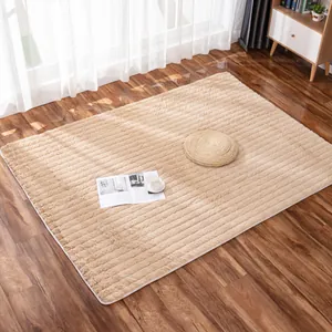 Dettaglio ravvicinato del tappeto rettangolare a pelo lungo con trama a strisce beige