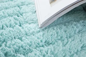 Dettaglio del tappetino per davanzale verde menta in peluche a pelo lungo e soffice