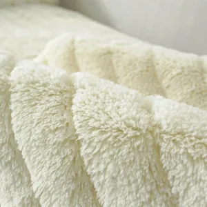Tappeto di peluche spesso minimalista con morbida ecopelliccia bianco crema e strisce