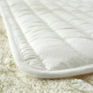 Tappeto moderno in peluche trapuntato bianco con texture traspirante e fondo antiscivolo