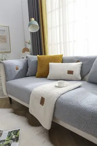 Gros plan de la texture en polaire sherpa épaisse du coussin de canapé avec étiquette