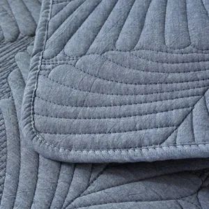 Coussin de canapé nordique en coton bleu avec motif matelassé en feuilles et antidérapant