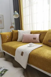 Détail du coussin de canapé en laine d'agneau avec texture pelucheuse et étiquette cuir