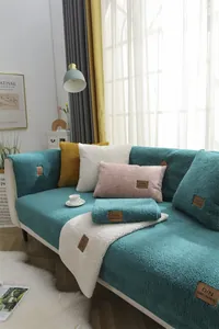 Détail du coussin de canapé en laine d'agneau avec étiquette en cuir et texture peluche