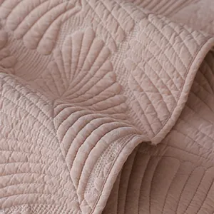 Gros plan d'un coussin de canapé nordique en coton matelassé en forme de coquille rose