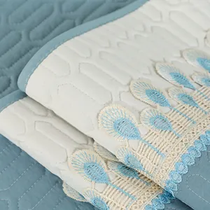 Antislip bankhoes met geometrische stiksels en elegant blauw kantwerk borduursel