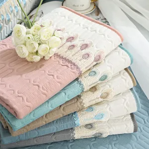 Gewatteerde antislip bankhoezen met kanten borduursels in roze, blauw en beige