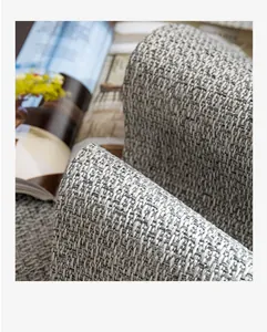 Makroansicht von grau-weißem Leinenstruktur-Sofaüberzug mit gewebtem Detail