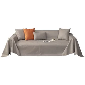 Housse de canapé gris clair imperméable avec texture moderne et coussins sur fond blanc