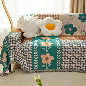Copridivano in maglia a quadri con frange e cuscini decorativi a forma di girasole