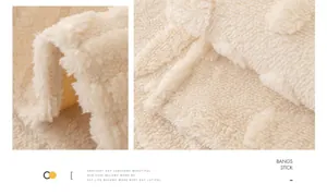 Dettaglio del copridivano in peluche bianco crema con trama 3D e tessuto spesso
