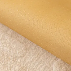 Morbido cuscino in peluche bianco con retro in silicone antiscivolo e trama in pile