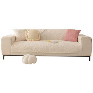 Copridivano in morbido peluche bianco crema con texture a foglie e cuscini coordinati