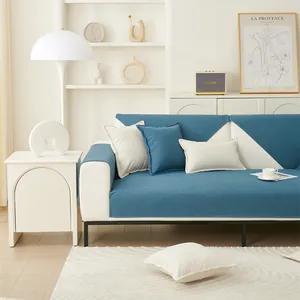 Detailstruktur des blau-weißen Chenille-Sofaüberzugs mit passendem Kissenbezug