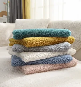Detalle de cojines de sofá de felpa de cordero suave en seis colores con textura gruesa