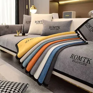 Housse de canapé moderne en chenille grise avec liseré noir et broderie sur tissu texturé