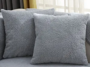 Primer plano de fundas de cojín de sherpa gris con textura de grano suave y grueso