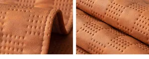 Makro-Detail des braunen Sofabezugs mit Gitterprägung und hochwertigen Nähten aus Kunstleder