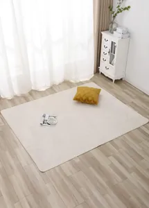 Detalle de cojín de sofá de lana de cordero beige grueso con costura de borde premium