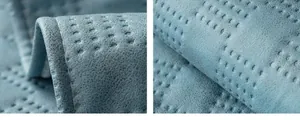 Detailansicht eines blauen Sofabezugs aus Tech-Stoff mit rutschfester Punkttextur