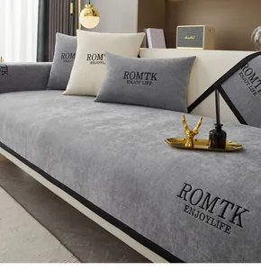 Gros plan sur la texture du coussin de canapé en chenille grise avec bordure noire