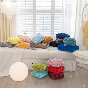 Coussin nœud tressé à la main en plusieurs couleurs pour une décoration moderne