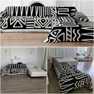Detail der schwarz-weißen Sofa-Abdeckung mit geometrischem Webmuster und Fransen