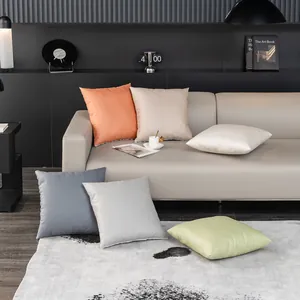 Dettaglio copricuscini moderni impermeabili in ecopelle in vari colori eleganti