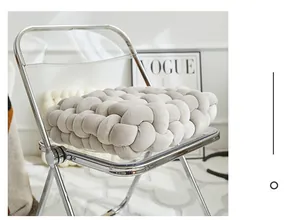 Détail du tissage noué gris doux et de la texture du coussin de siège au style scandinave