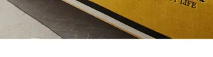 Gros plan du coussin de canapé en chenille jaune avec texte LIFE et texture tissée