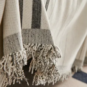 Housse de canapé nordique en chenille beige à rayures noires et franges décoratives
