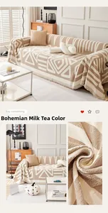 Detail von böhmischer Sofa-Abdeckung mit Jacquard-Geometrie und Fransen in Milchtee