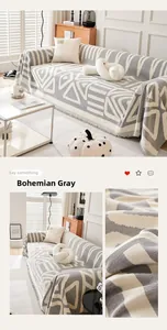 Details des grauen Chenille-Sofabezugs im Boho-Stil mit Webmuster und Fransen