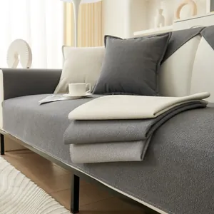 Nahaufnahme von wasserdichtem Sofabezug und Kissen mit Textur im modernen Wohnzimmer