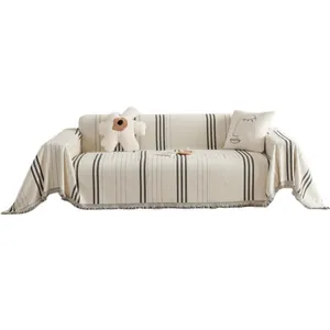 Housse de canapé en chenille beige à rayures noires avec des détails de franges