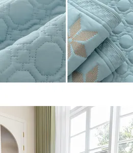 Detalle de tela acolchada azul claro con bordado de estrellas y suave textura cepillada