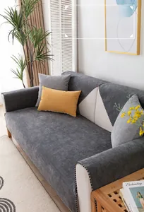 Detail der wasserdichten grauen Sofa-Schutzmatte mit Zierbordüre und Nahtdetails